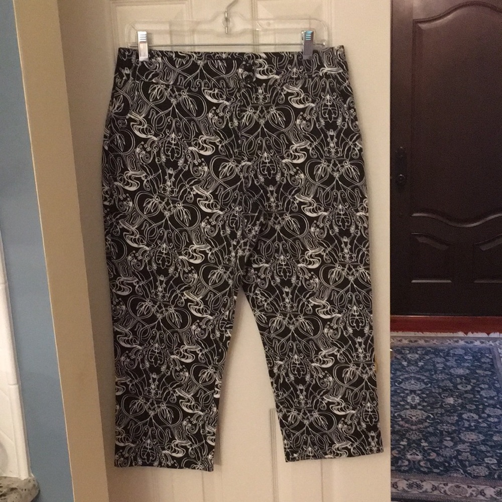 Tribal brand Cropped pants in size 10 in black / white pattern